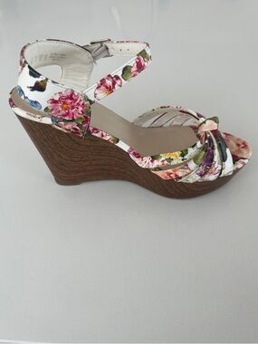 Fergalicious White Floral Wedge Sandals with Wood-Look Platform •8M